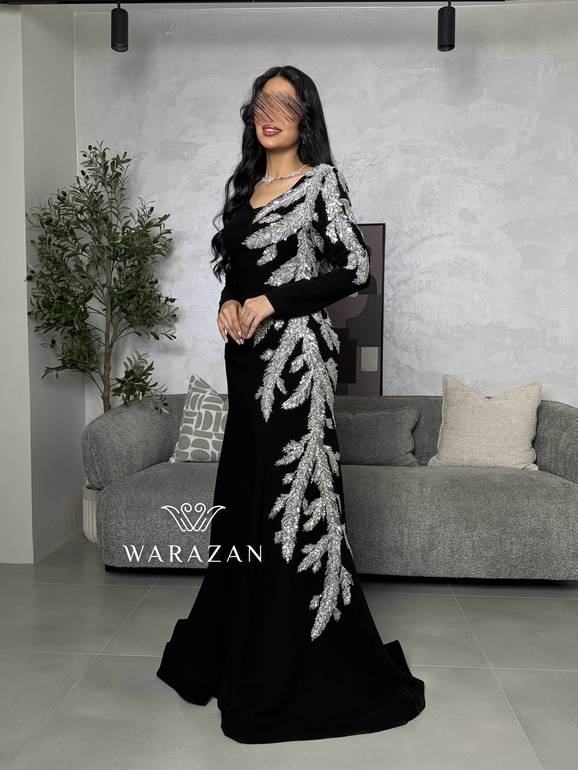فستان سهرة أسود بتطريز خرز فضي