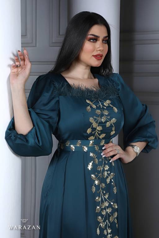 فستان سهرة طويل ناعم بأكمام طويلة وترتر