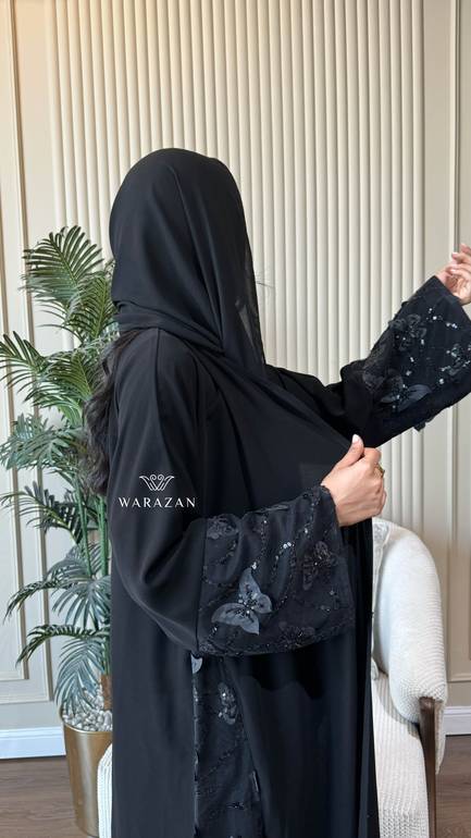عباية للعيد عملية بتطريز فراشات سوداء