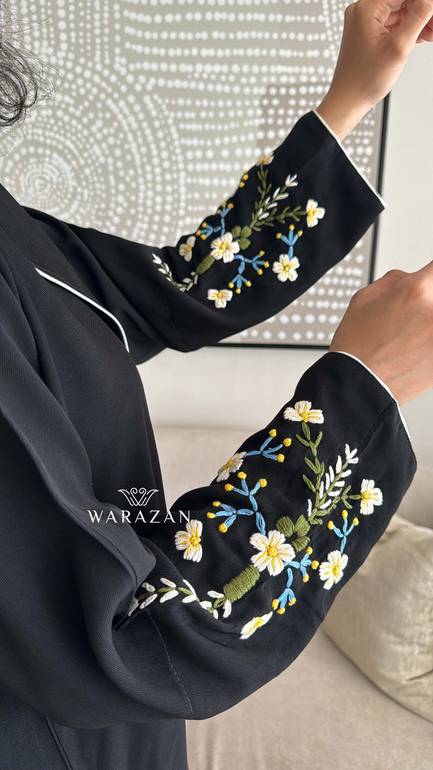 عباية قماش كريب ملكي تطريز يدوي من الكم 