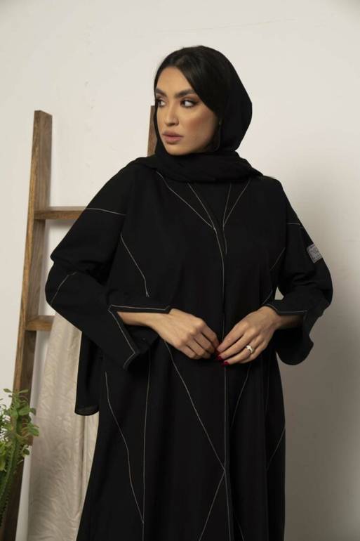 عباية بتصميم أنيق وبسيط 