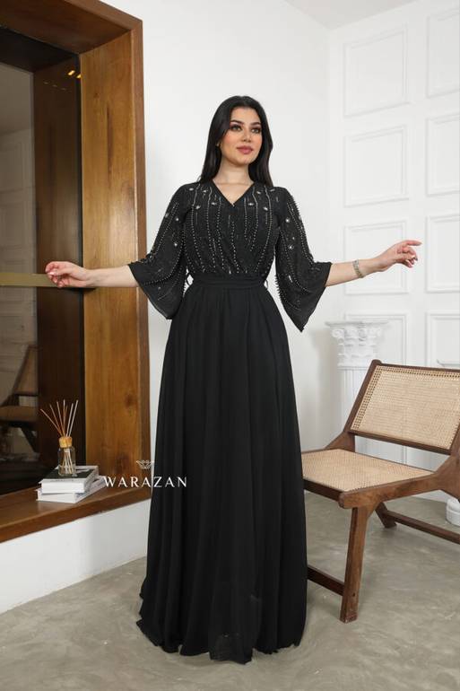 فستان سهرة ساتر بتطريز شك من الأعلى