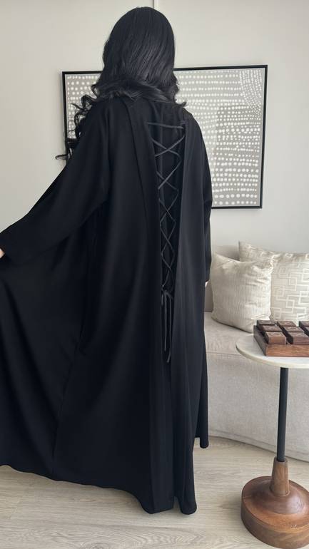 عباية للعيد عملية بستايل حبال من الخلف