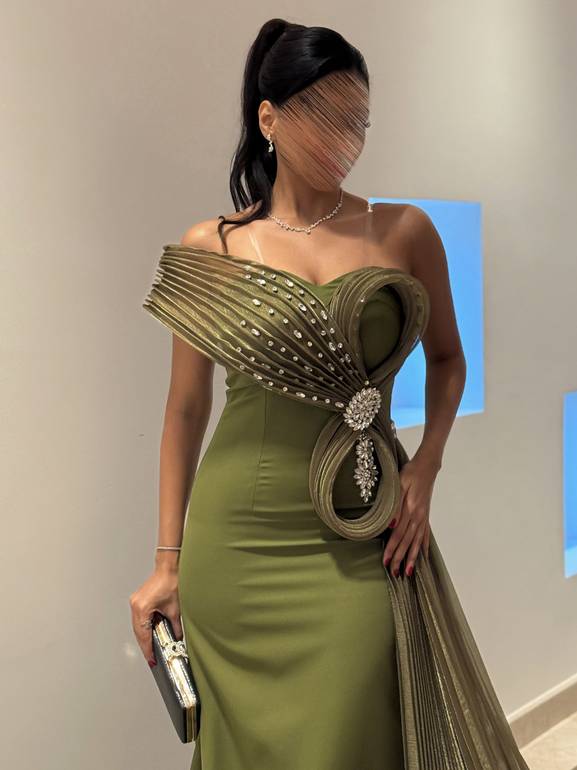 فستان سهرة بكسرات من الجنب