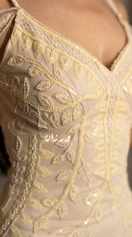 فستان سهرة بني بقصة صدر راقية