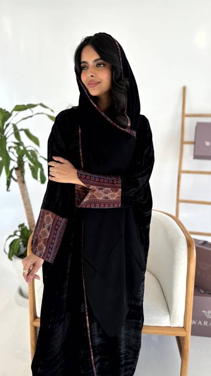 عباية مخمل نص بشت بأكمام كشميري