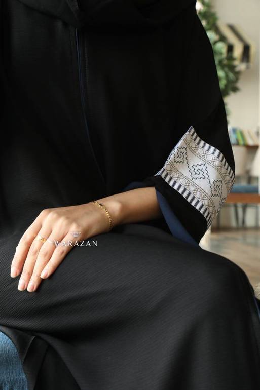 عباية كريب بلون كحلي من الاكمام