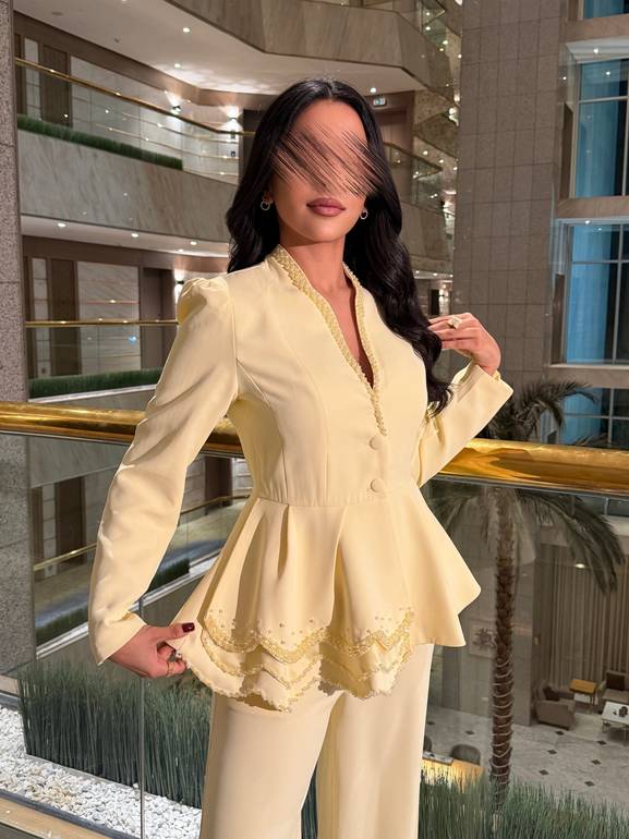 طقم انيق بستايل رسمي وبتفاصيل مميزة