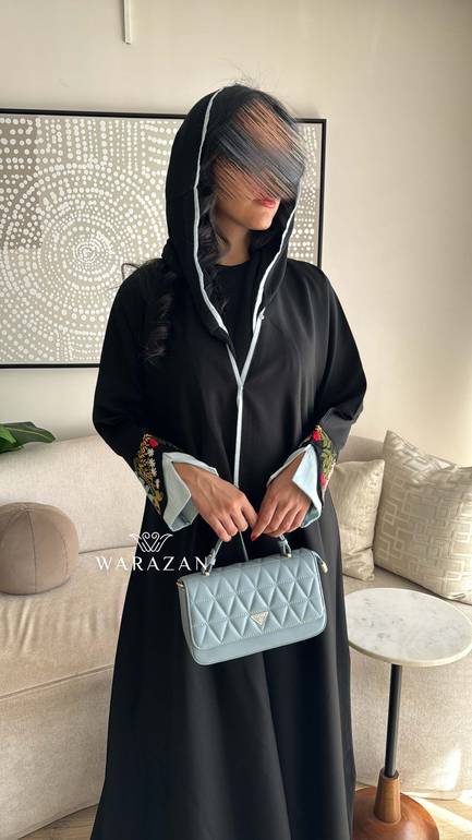 عباية سوداء بتطريز يدوي