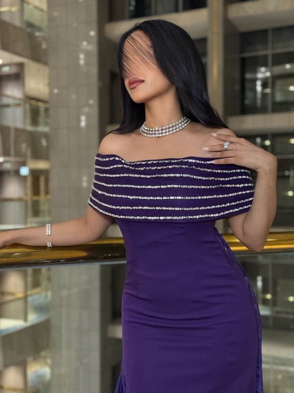 فستان سهرة بتطريز وذيل بيليسيه 