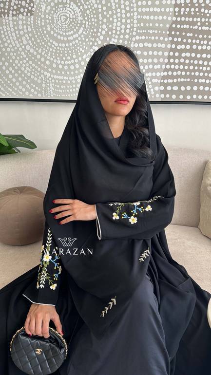 عباية قماش كريب ملكي تطريز يدوي من الكم 