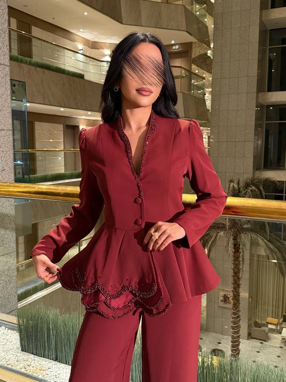 طقم انيق بستايل رسمي وبتفاصيل مميزة