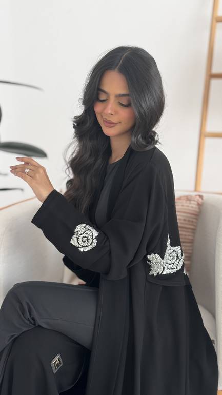 عباية بتطريز ورود من الخلف 