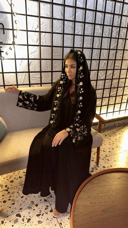 عباية كلوش بتطريز مورد أنيق