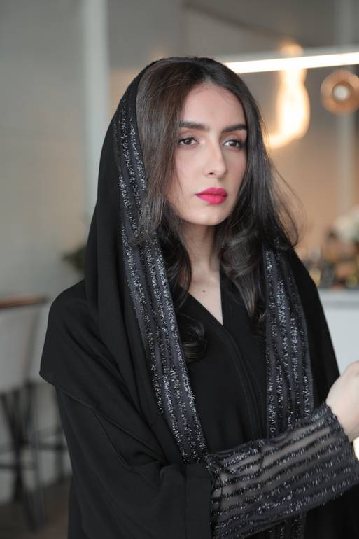 عباية بـ أكمام لمعة
