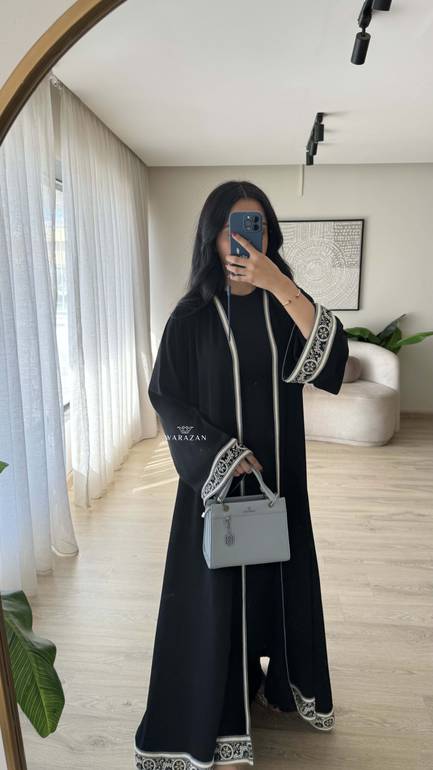 عباية سوداء بكلفة 