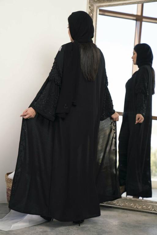 عباية أسود بتطريز ملكي