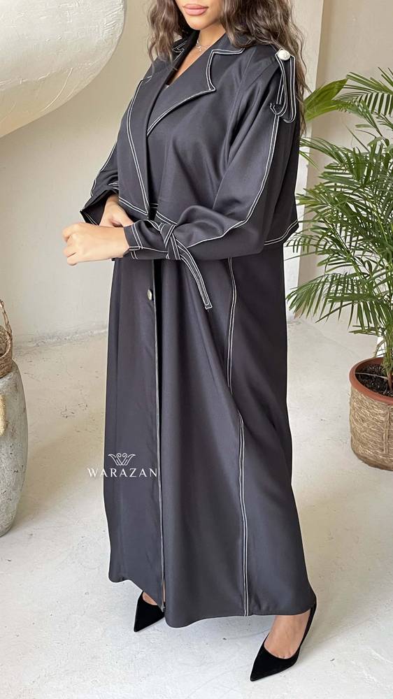 عباية رسمية من قماش الدنيم شبيه الجينز وخياطة بيضاء