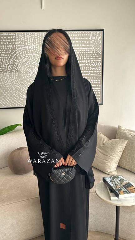 عباية سوداء أنيقة مطرزة من الكم