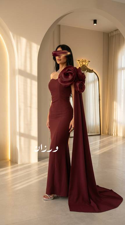 فستان سهرة خمري بوردة كتف فاخرة وكيب انسيابي