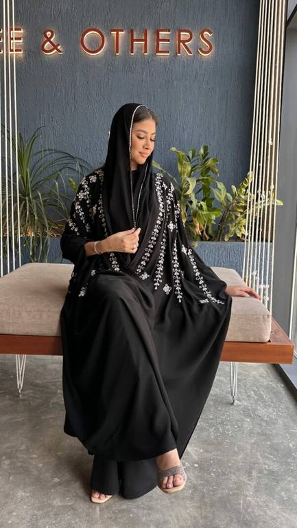 عباية قطري كريب ملكي مطرزة وفخمة للمناسبات