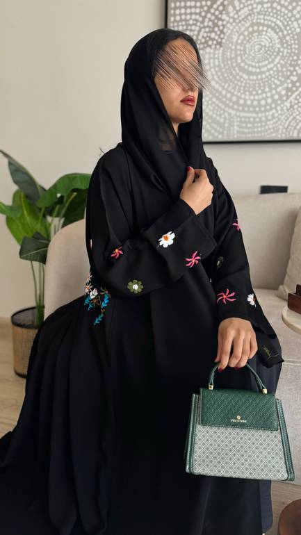 عباية عملية بتطريز يدوي وردي ملون للعيد 