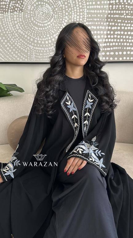 عباية كريب ملكي مطرزة من الصدر والأكمام