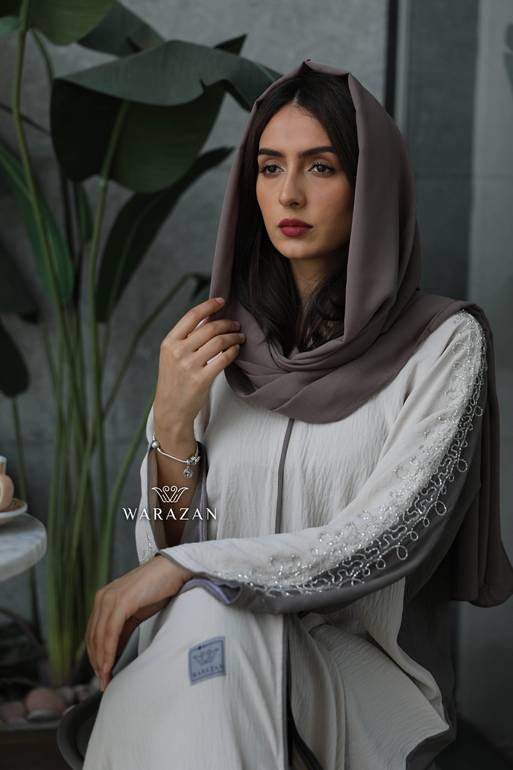 عباية بلونين مطرزة