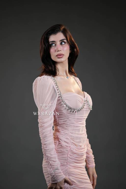 فستان سهرة طويل ناعم ماسك بألوان الأسود والبيج