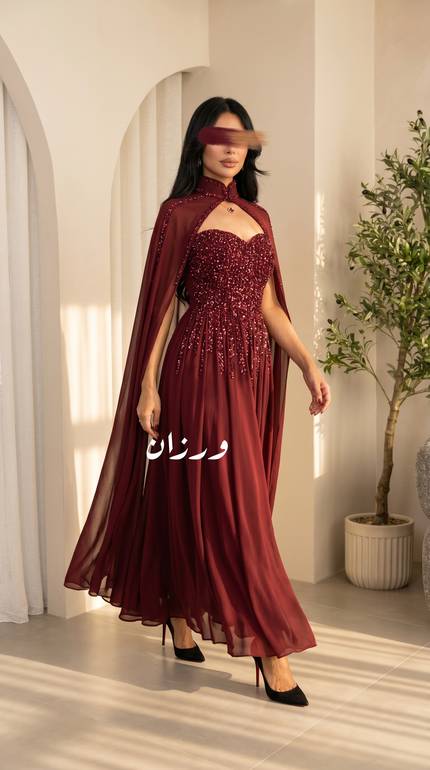 فستان سهرة بقصة من الرقبة