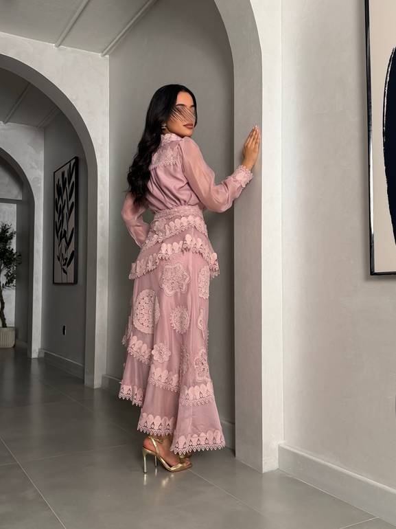 طقم انيق بتطريز دانتيل 