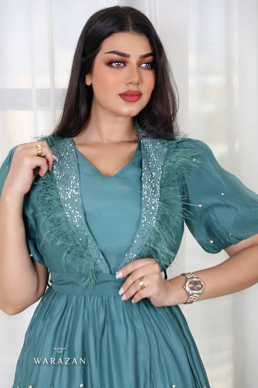 فستان ميد اورجنزا و ريش من الصدر