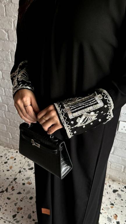 عباية مناسبات مطرزة من الأكمام
