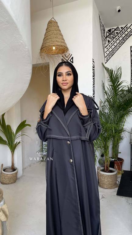 عباية رسمية من قماش الدنيم شبيه الجينز وخياطة بيضاء