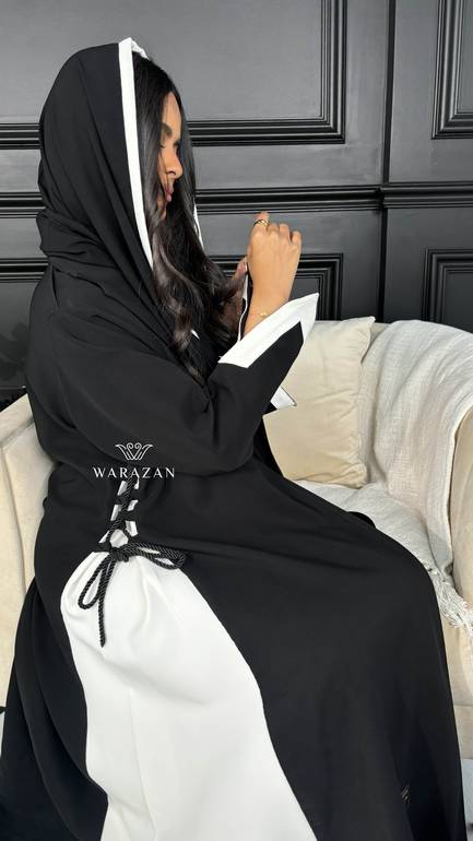 عباية سوداء باربي بقصة من الجنب بلون أبيض 