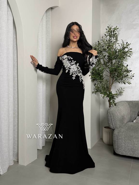 فستان سهرة أسود أوف شولدر بتطريز كريستال فضي 