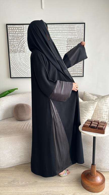 عباية سوداء بأكمام ملونة وكسرات من الجنب