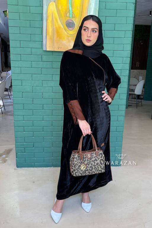 عباية شتوية مخمل مع أكمام رمادي مزينة بأزرار