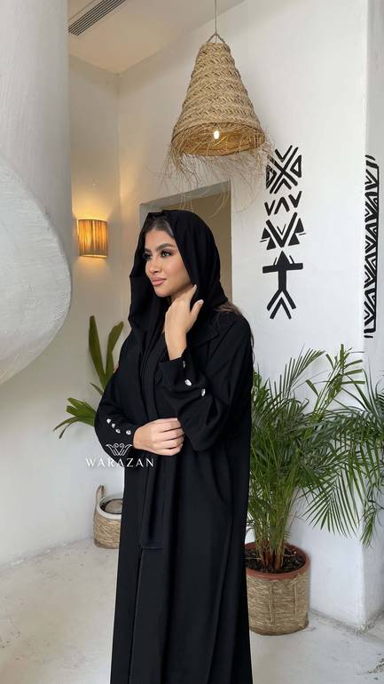 عباية رسمية بأزرار كريستال على الكم للعيد