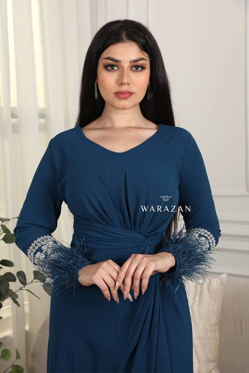 فستان سهرة ناعم طويل بأكمام ريش