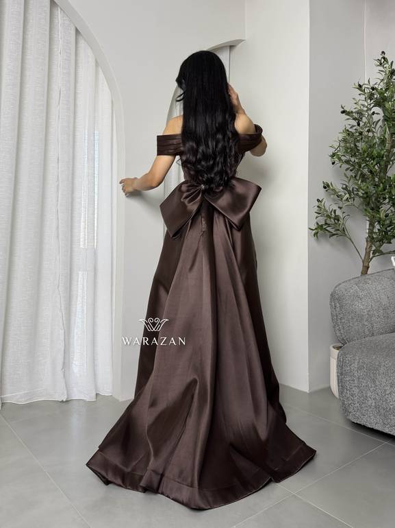 فستان بني سهرة لامع بتفاصيل فاخرة