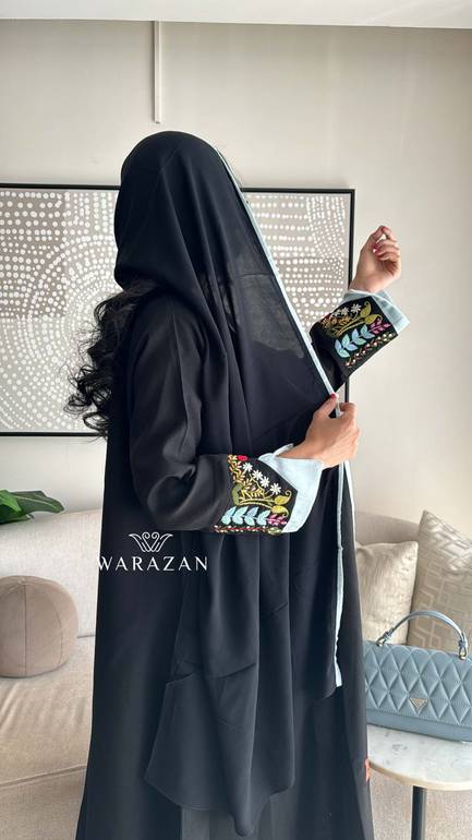عباية سوداء بتطريز يدوي