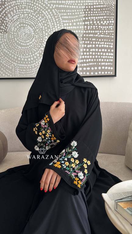 عباية أنيقة بتفاصيل جميلة بتطريز يدوي