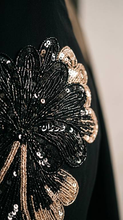 فستان سهرة أسود مطرز بكاب فاخر وأكتاف مكشوفة