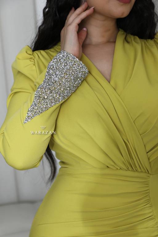 فستان سهرة ناعم ماسك بقصة من الكم 