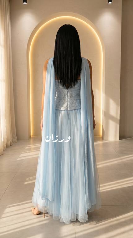 فستان سهرة أنيق بقصة ورد تل وبكسرات مميزة