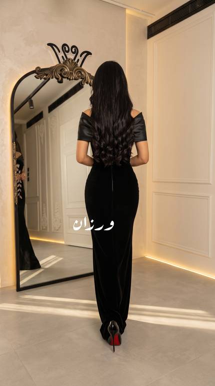 فستان سهرة مخمل أسود بكتف واسع وتطريز زهري 
