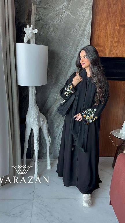 عباية أنيقة بتفاصيل جميلة بتطريز يدوي