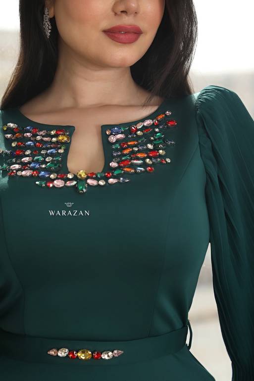 فستان سهرة طويل وناعم ماسك بقصة أكمام