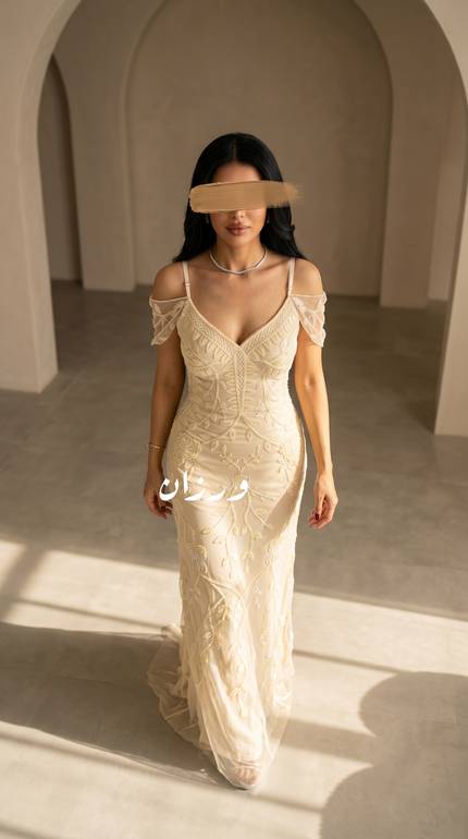 فستان سهرة بني بقصة صدر راقية
